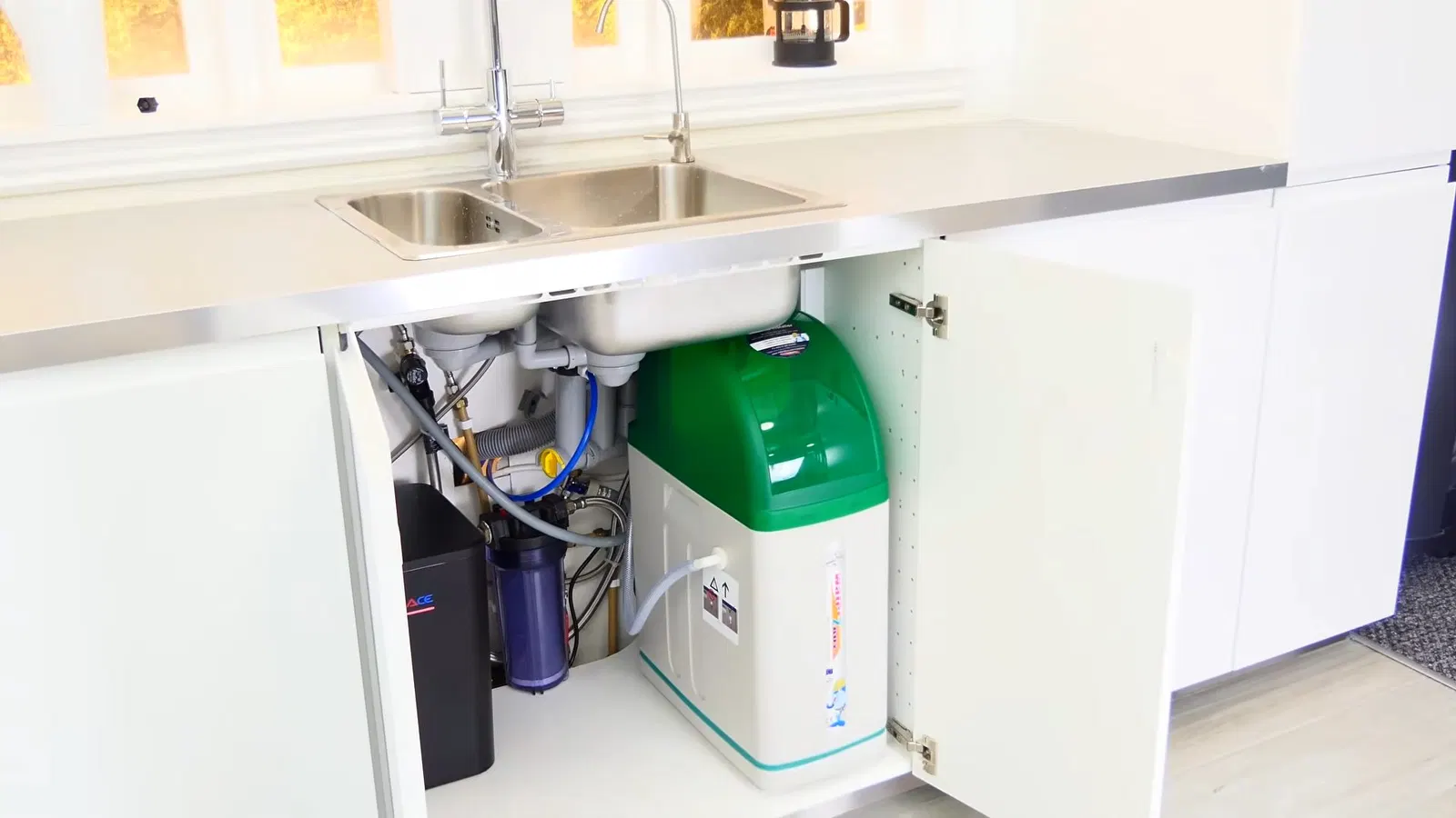 Reverse osmosis installation with focus on under sink connections